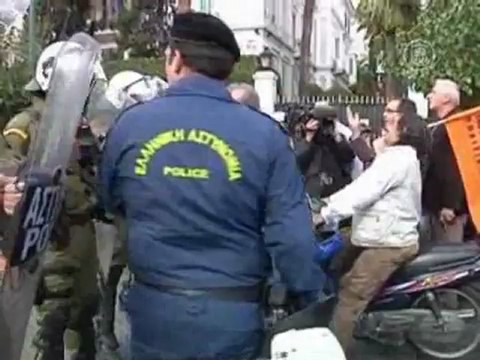 Бюджет в Греции приняли на фоне протестов