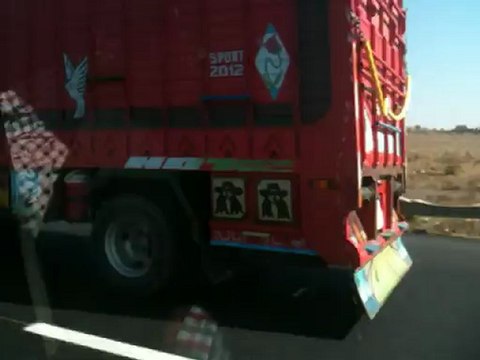 Sur autoroute de Casablanca vers Rabat-Maroc