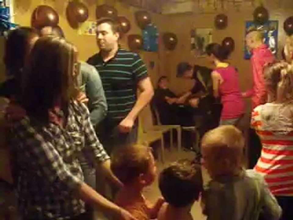 tout le monde danse sur A LA QUEUE LEU LEU