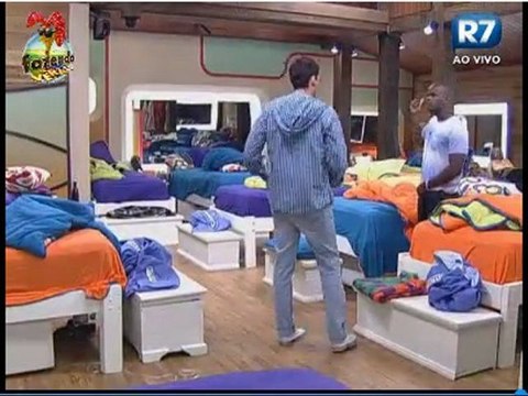 Carril cheirando o travesseiro da Claudia e dizendo que vai dormir com ele, não importa em que lugar. 08/11 pós saida de menina Claudia =(