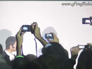 La velina Costanza Caracciolo gioca con Halo 4 (vestita da Cortana)