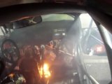 En plein rallye, sa voiture prend feu mais il continue sa course