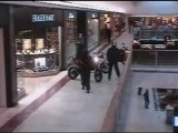 Voleurs en moto attaquent une bijouterie à Londres
