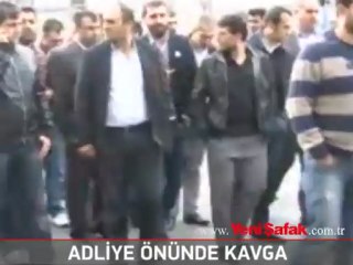Adliye önünde taşlı sopalı kavga