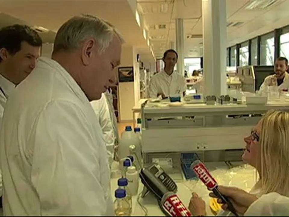 Compétitivité: Ayrault visite une PME parisienne