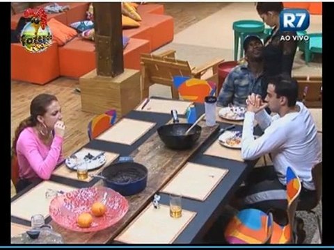 Claudia e Carril conversando com Sacramento 05/11 madrugada