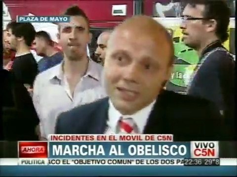 Journaliste agressé d'un coup de poing en direct