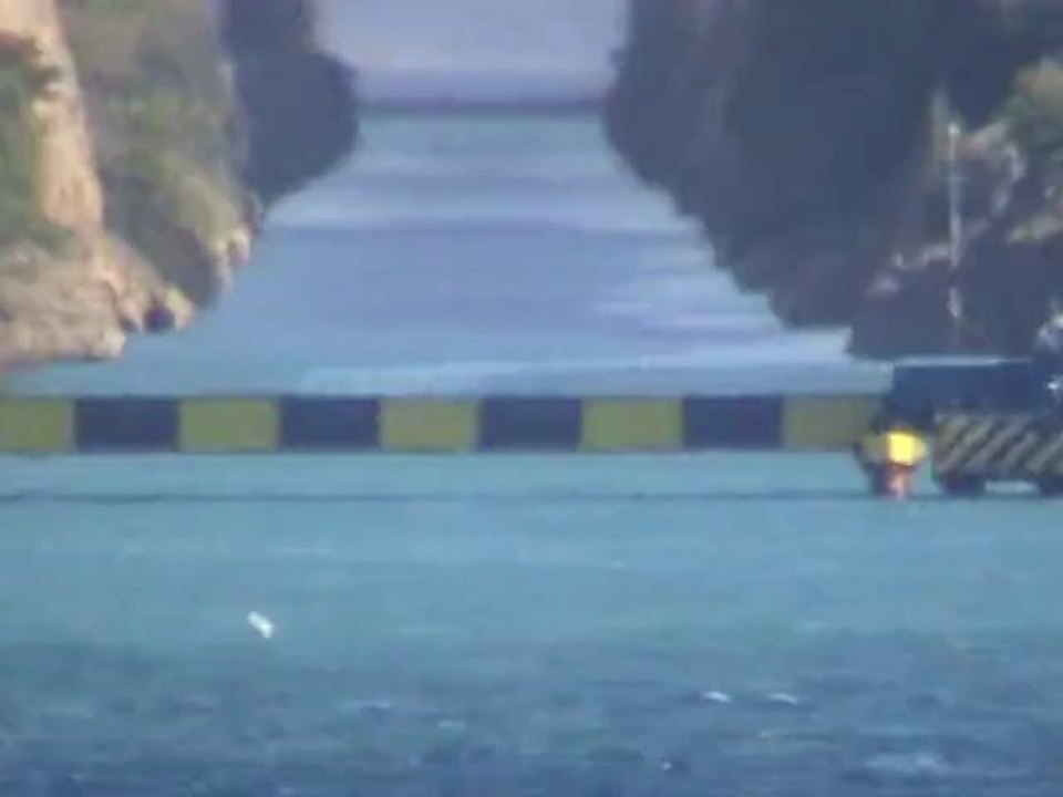 FTI Berlin Kreuzfahrt Kanal von Korinth Durchfahrt eines kleinen Schiffes Die Fellas Einfahrt mit dem Schlepper