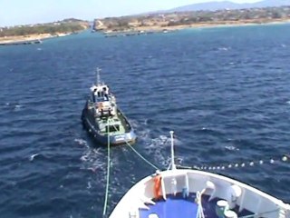 FTI Berlin Kreuzfahrt Kanal von Korinth Durchfahrt eines kleinen Schiffes Die Fellas Einfahrt mit dem Schlepper