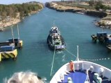 FTI Berlin Kreuzfahrt Kanal von Korinth Durchfahrt eines kleinen Schiffes Die Fellas Einfahrt mit dem Schlepper
