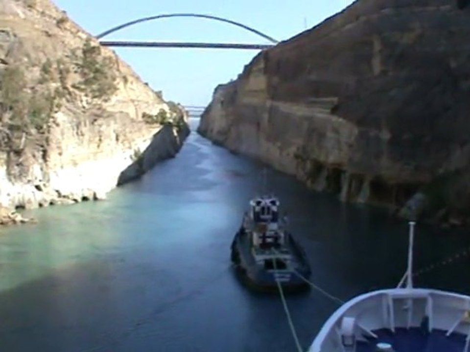 FTI Berlin Kreuzfahrt Kanal von Korinth Durchfahrt eines kleinen Schiffes Die Fellas Einfahrt mit dem Schlepper