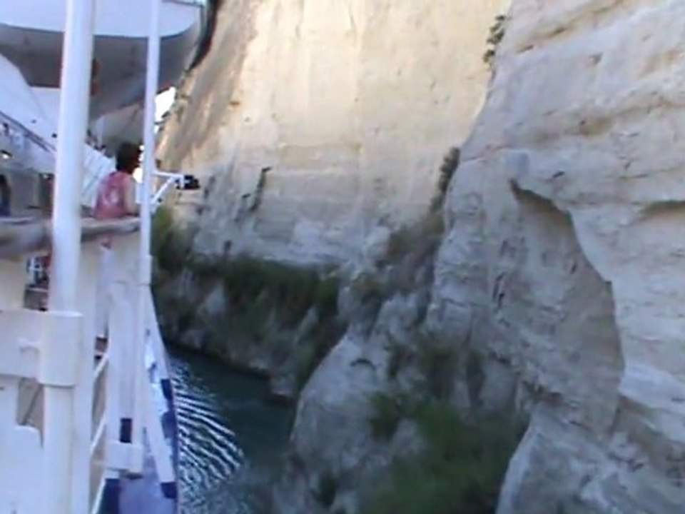 FTI Berlin Kreuzfahrt Kanal von Korinth Durchfahrt eines kleinen Schiffes Die Fellas ganz nah an der Klippe