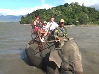 TRAVERSER DU LAC EN ELEPHANT