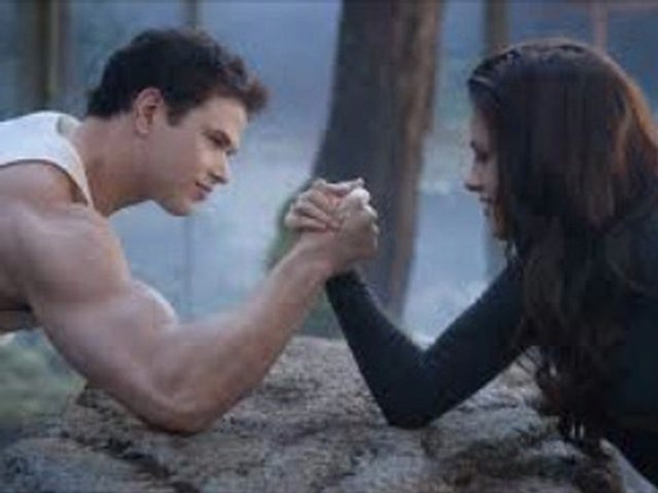 The Twilight Saga Breaking Dawn online watch www.hdmoviespool.com