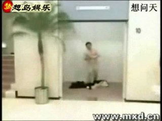 ATRAPADOS EN ASCENSOR  INTENCIONES DISTINTAS