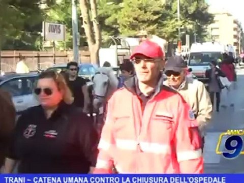 Trani | Catena umana contro la chiusura dell'ospedale