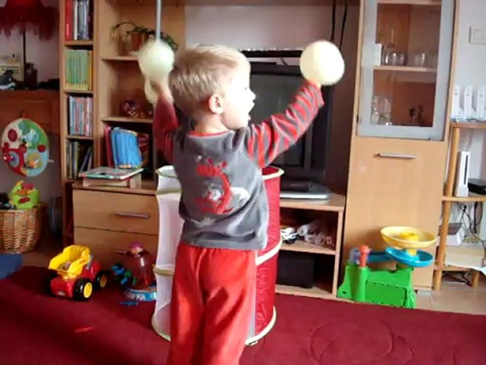 Timéo fait de la gonflette!!!