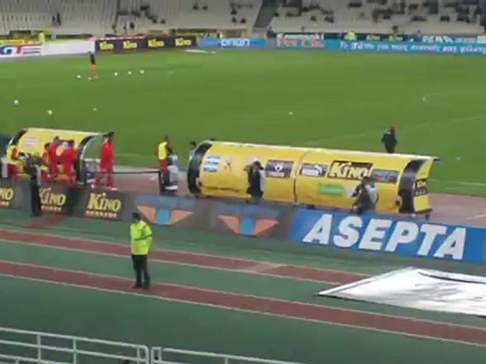 Οι παίκτες του Ολυμπιακού βγαίνουν για προθέρμανση στο ΟΑΚΑ