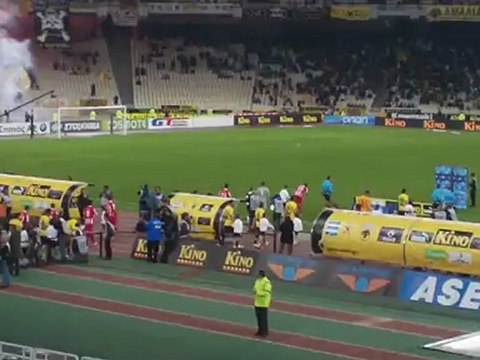 Η είσοδος των ΑΕΚ και Ολυμπιακού για τη σέντρα του αγώνα