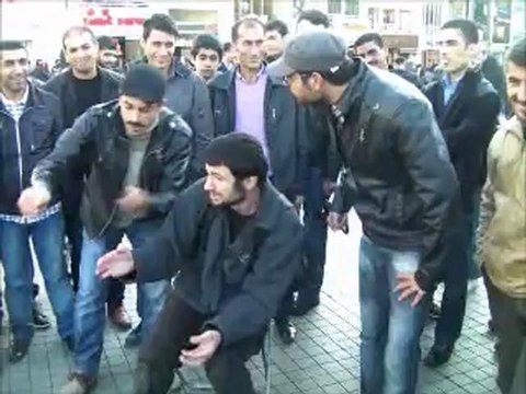 Gençler Meydana İnisiyatifi Taksim'de bir skeç gerçekleştirildi.