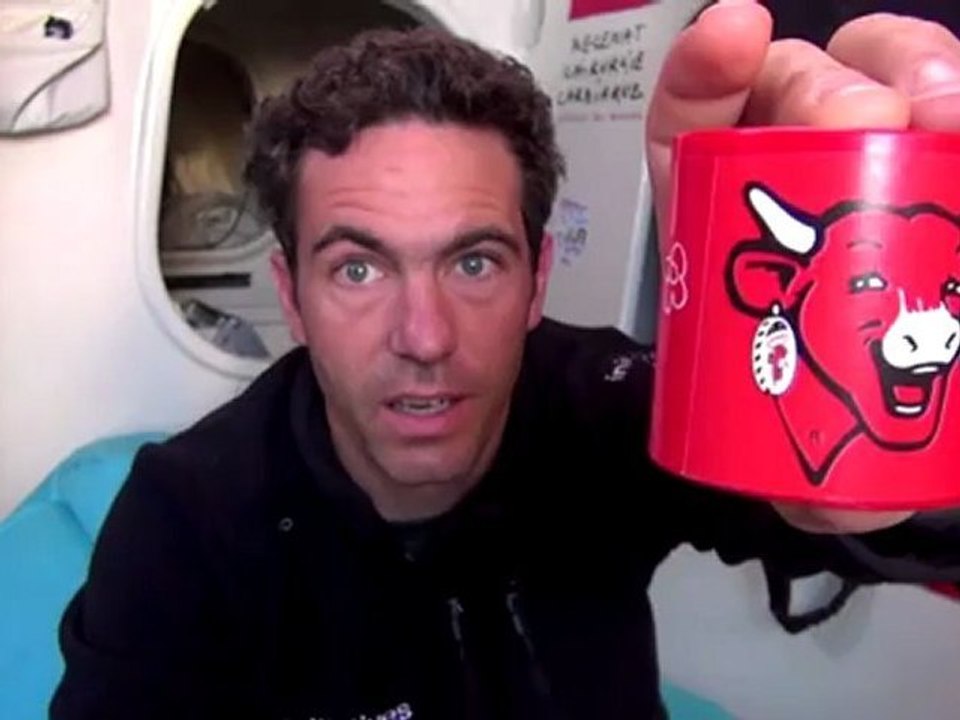 Petit déjeuner royal pour Tanguy de Lamotte sur Initiatives-Coeur - Vendée Globe 2012 2013