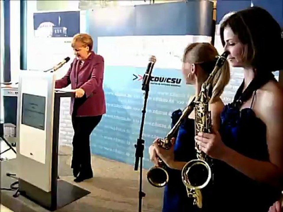 Frauenband SAX-DELUXE wird gelobt von Kanzlerin Angela Merkel