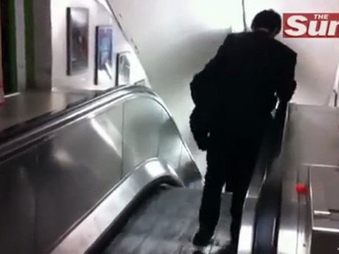 Ivre il prend l'escalator dans le mauvais sens