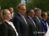 Clinton lays wreath at Australia memorial