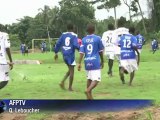 Abidjan: apprendre le foot à condition de travailler à l'école