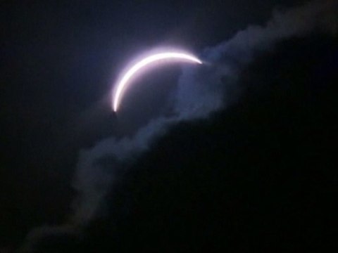Full solar eclipse plunges Queensland into darkness
