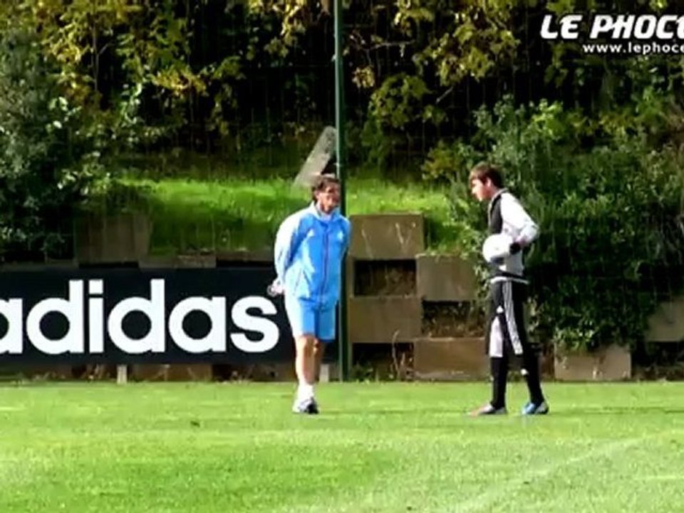 Deux jeunes gardiens à l'entraînement