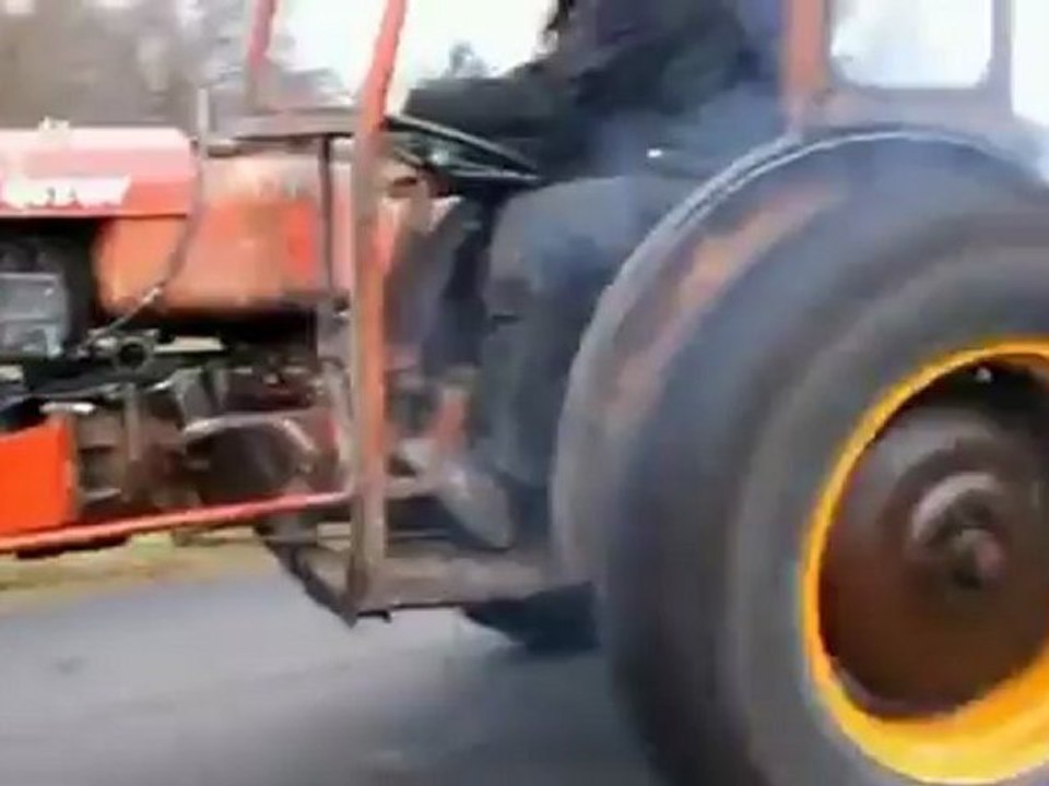 Un moteur de Volvo 240 de 400 chevaux monté sur un tracteur