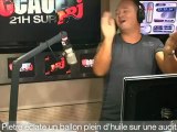 Piètre éclate un ballon plein d'huile sur une auditrice - C'Cauet sur NRJ