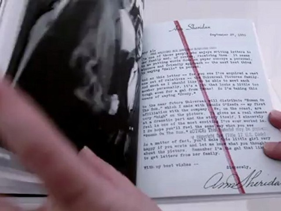 WOMAN ON THE RUN - DVD+Livre - Feuilletez le livre !