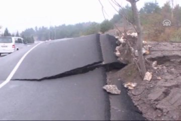 Heyelan asfaltı 1 metre yükseltti