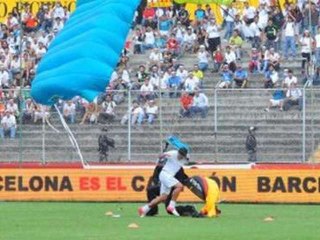 Quand un parachutiste cartonne un joueur en plein stade !