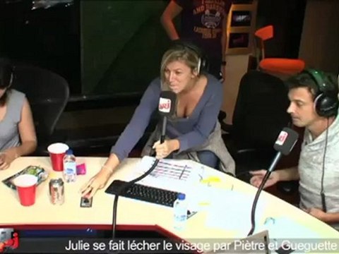Julie se fait lécher le visage par Piètre et Gueguette - C'Cauet sur NRJ