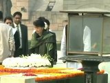 Suu Kyi rend hommage à Gandhi et Nehru lors de sa visite en Inde