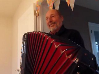 JULIEN MET DE L'AMBIANCE AVEC SON ACCORDEON.