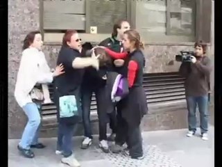 Agresión de dos policias a menor 14-N