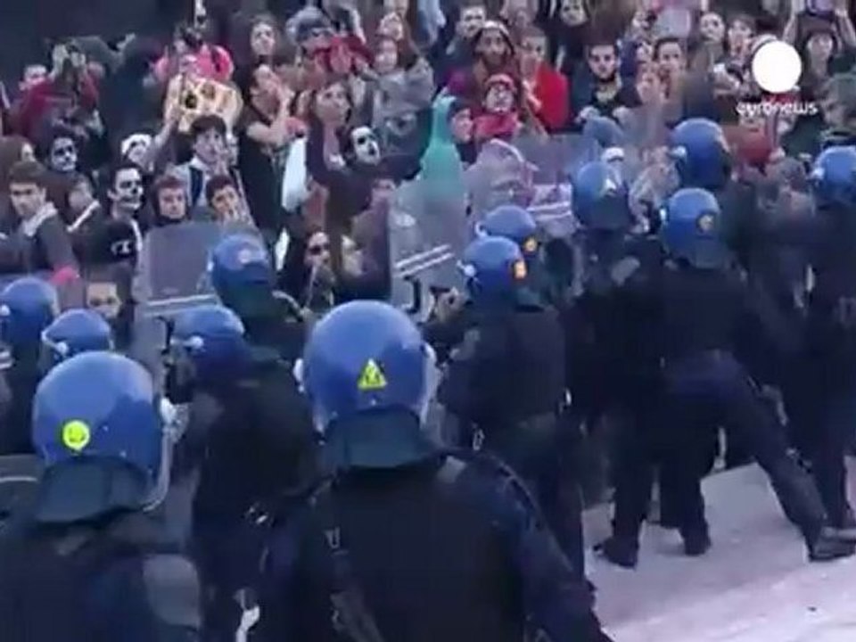 Portugal: tensión y miles de manifestantes ante las...
