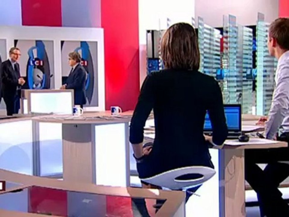 Gilbert Collard applaudit des deux bras