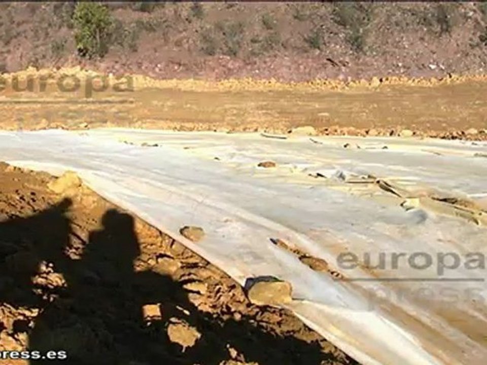 Máquinas trabajan en las presas de Riotinto