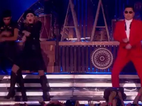 Madonna, PSY ile sahnede Gangnam Style dansı yaptı.