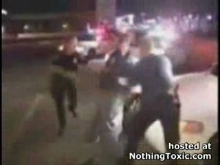 Le flic utilise un taser