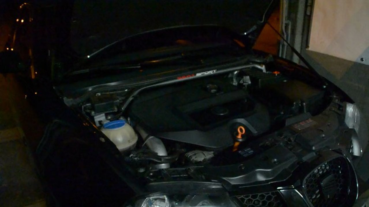 Vérin de capot sur Seat Ibiza 6L