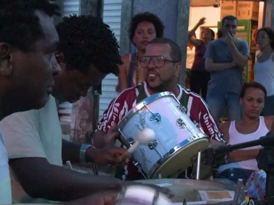 Brésil: les Cariocas chantent le samba