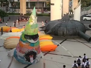 "Monstruos" de bolsas reutilizadas de basura invitan al reciclaje lúdico en Bangkok