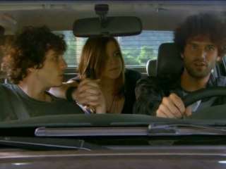 Sem saber, Lia e Dinho pedem carona a um comparsa dos bandidos