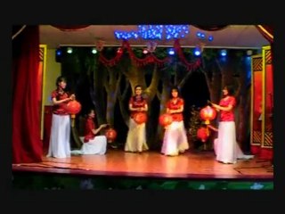 20. Múa Lồng Đèn - Ngọc Hân,Vân Anh,Thu Thảo,Chị Phượng,Mỹ Hương,Ánh Vân